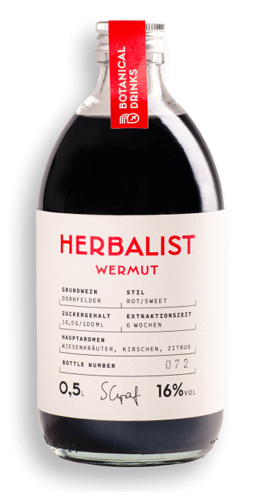 Freigestellte Flasche Herbalist Rot – handgemachter Wermut aus Dornfelder, strukturiert, kräuterbetont und mit Himbeergeist veredelt, limitiert und nummeriert.