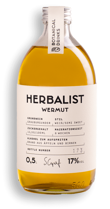 Freigestellte Flasche Herbalist Weiß – Craft Wermut aus Grauburgunder, klar, floral und ausgewogen, mit acht Wochen Mazeration und sichtbarer Batch-Nummer.